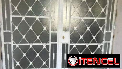 Puertas ventanas de cristal y rejas