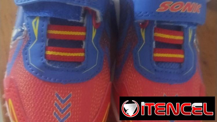 Tenis de niño nuevo