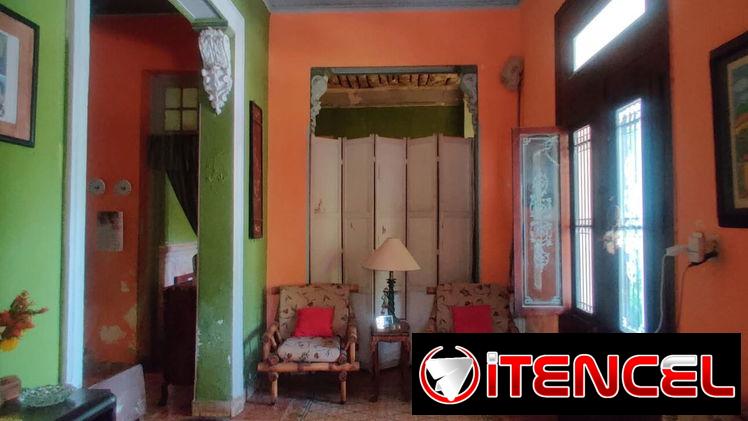 Casa en Zona vibrante de letras del Vedado !!!
