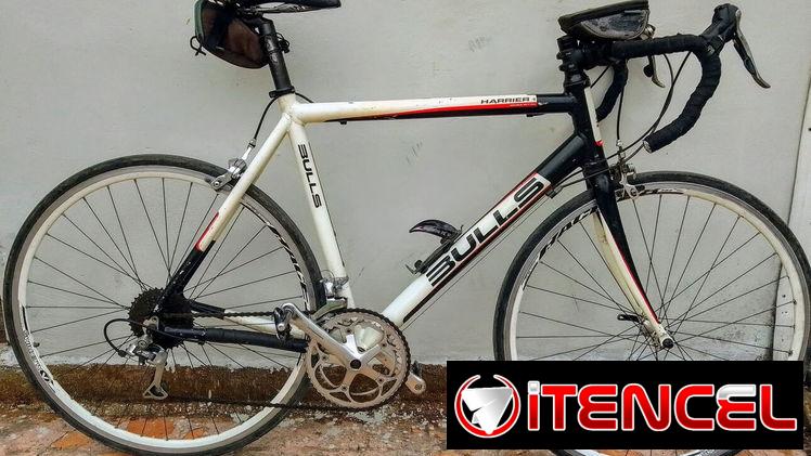 Bicicleta de ruta blanca