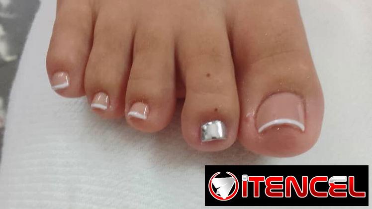 Manicurí y pedicuri a domicilio.