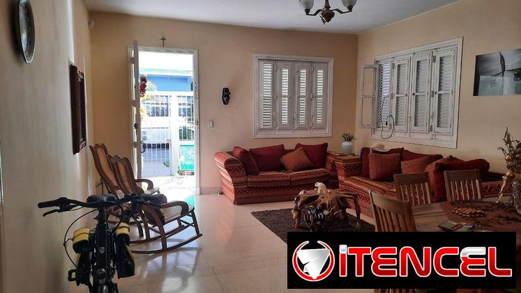Casa independiente en Playa con garaje 4 cuartos 2 baños todo en  óptimo estado