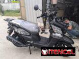 Moto, casco, baúl, candado y malla