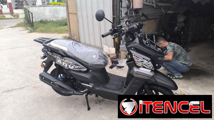 Moto, casco, baúl, candado y malla