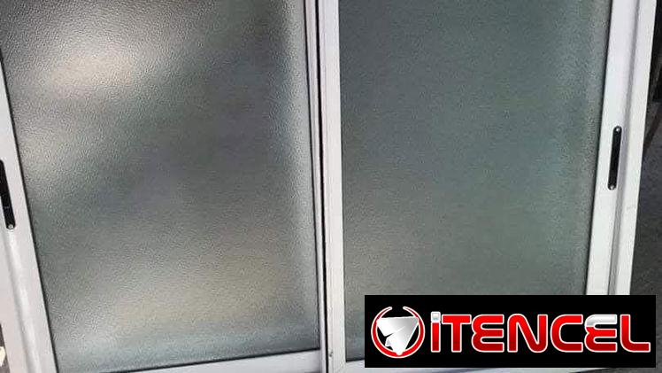 Ventanas de aluminio. Bajos de meseta. Puertas de exteriores y interiores. Closet de espejos.
