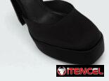 Sandalias de tacón detalles en la foto