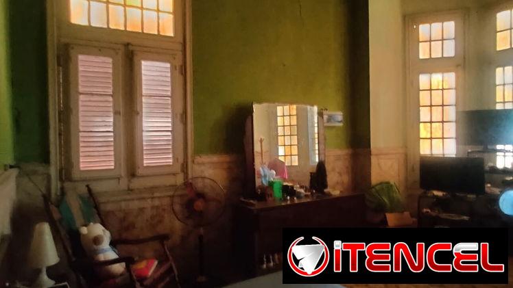 Casa en Zona vibrante de letras del Vedado !!!