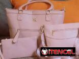 Carteras con monederos y bolsos pequeños.