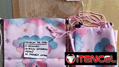 Se venden mochilitas con motivos de unicornio
