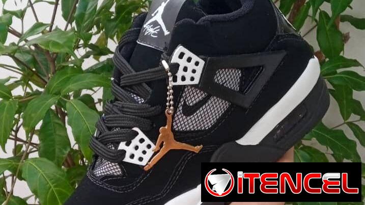 Retro 4 blanco Detalle dorado, rosado, blancos y negros