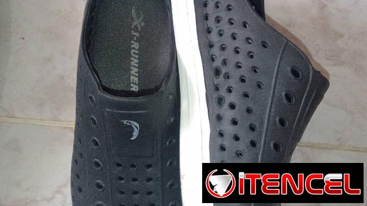 Zapatos X-RUNNER – Slip-on negros con puntera blanca   Comodidad y estilo urbano en un solo calzado.