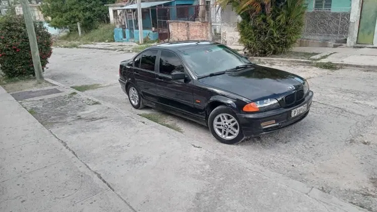 Se vende BMW del 2000 gasolina automático. Único dueño original de fabrica