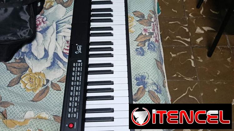 200 USD, Zelle o Cup al cambio. Piano plegable de 88 teclas, con sus accesorios (cargador y cable) tiene batería incluid