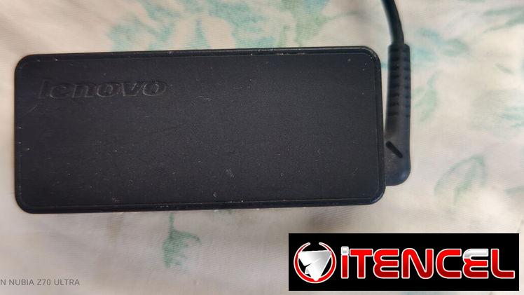 Se vende transformador para laptop marca LENOVO