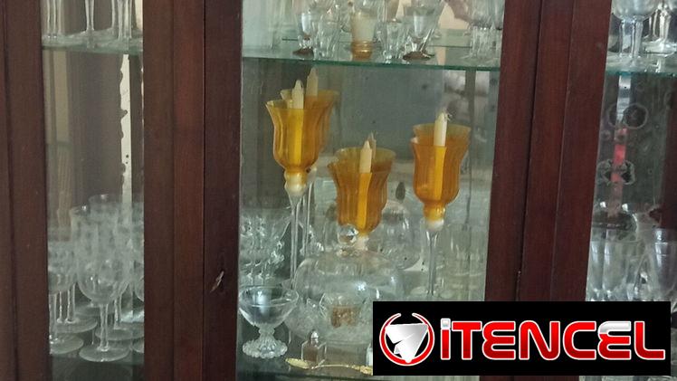 Vitrina Antigua,con juegos de copas