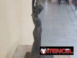 Vendo figura ardeco antigua en movimiento.