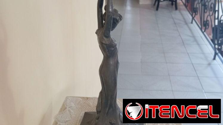 Vendo figura ardeco antigua en movimiento.