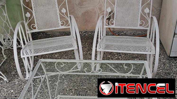 Juego de sillones de hierro con mesa de hierro y cristal