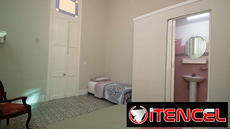 Se alquila habitacion amplia con acceso directo al balcon por horas o dias