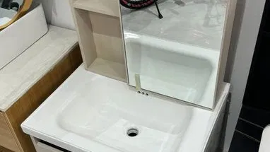 Lavamanos y espejo