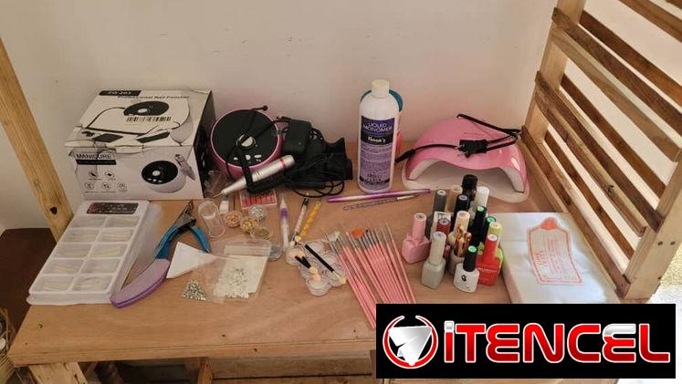 VENDO MESA DE UÑAS para empezar negocio