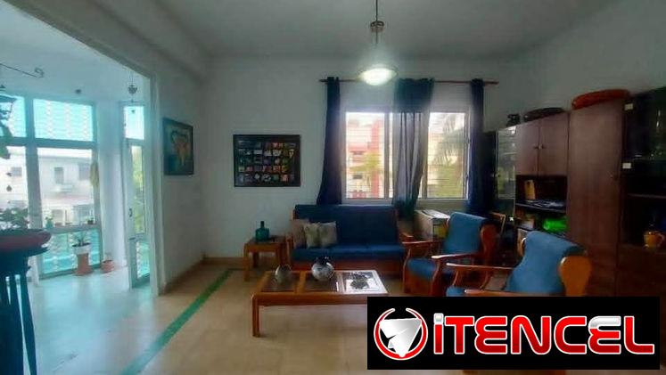 APARTAMENTO DE LOS AÑOS 50 DE ESQUINA! Gran Distribución en Línea y 12, Vedado !!!