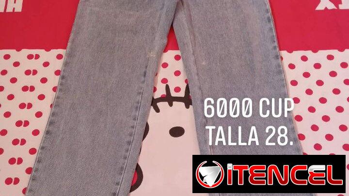 Pitusa azul con candena marca SHEEN talla 28. Patas ancha y pulovers corto  S. Shor de mezclilla talla XXS. Estraples.