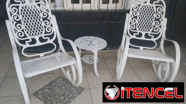 Sillones de aluminio con mesita redonda