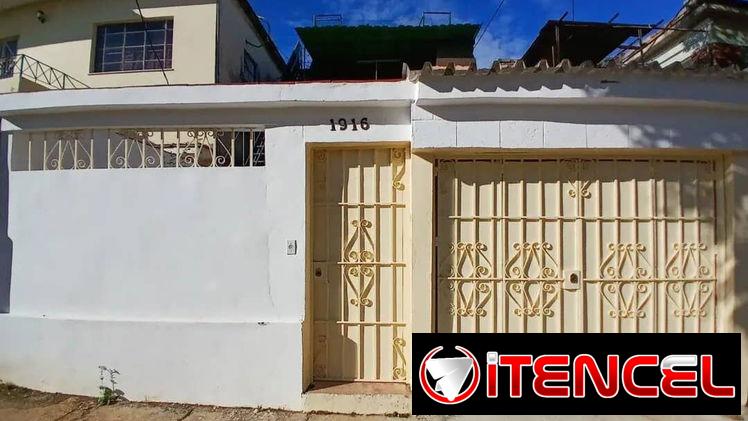 Venta o permuta de casa en Playa con 4 habitaciones ideal para dos familias de 3 niveles.
