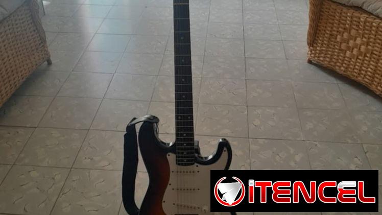Guitarra eléctrica con bocina de amplificación