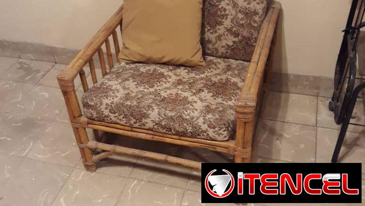 Sofá y dos butacas de mimbre y tela de uso