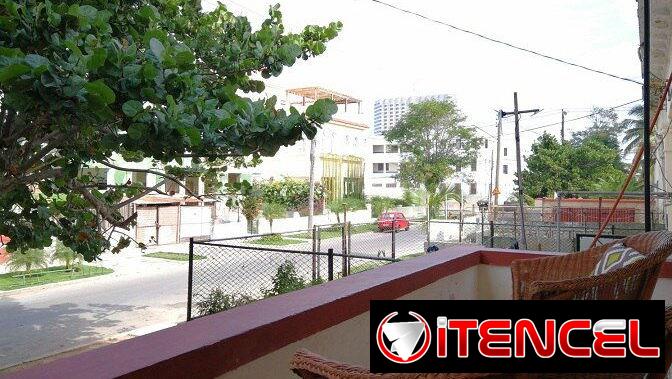 📱 Apartamento en Vedado – 2 hab climatizadas, balcón, cerca Hotel Capri