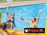Red de voleibol de piscina y chalecos salvavidas