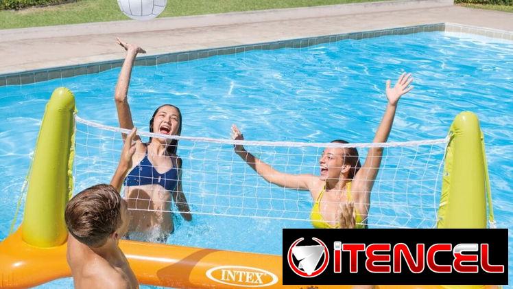 Red de voleibol de piscina y chalecos salvavidas