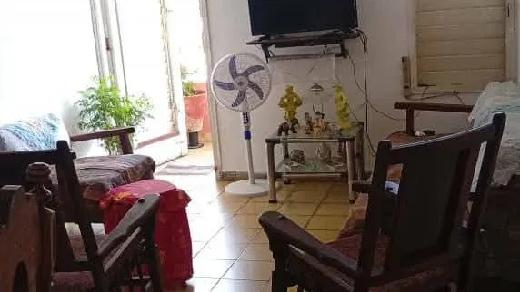 Apartamento de 2 Cuartos en 1er Piso en Edificio Microbrigada en Casino Deportivo !!!