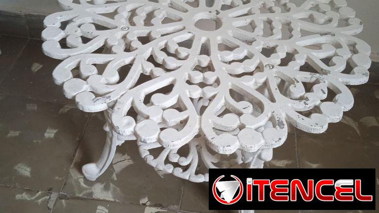 Se vende juego de terraza de aluminio fundido color blanco. 2 butacas y 2 mesitas.