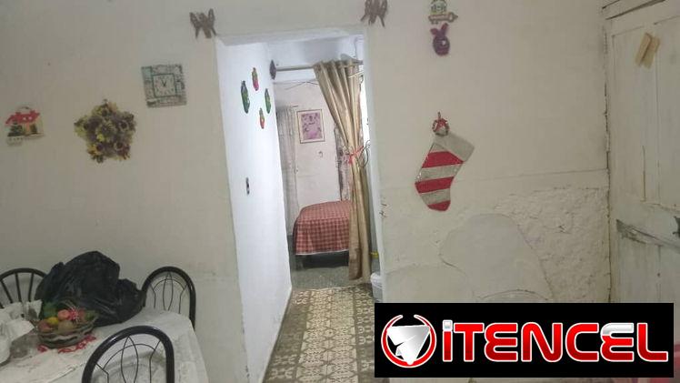 Se vende apto de 1/4 en primer piso de un biplanta con placa libre.