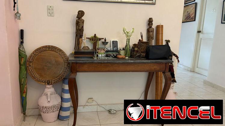 Mesa Antigua con Mármol