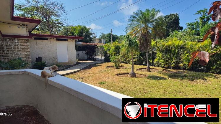 Casa grande con patio en Cubanacán