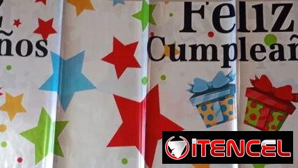 Mantel Cromado con Feliz Cumpleaños Blanco con Estrellas y Cajas de Regalo