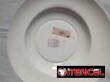 Plato vintage Wedgwood “Montreal – Wellesley”, hermoso diseño en relieve, delicado centro floral, pequeña mari