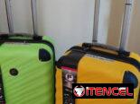 Maletas de viaje de 10 kg con candado numérico. También tiene puertos de carga y cables para cargar el celular