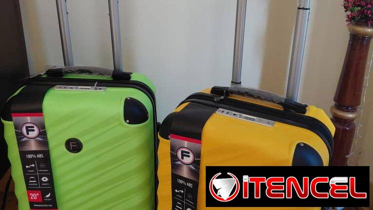 Maletas de viaje de 10 kg con candado numérico. También tiene puertos de carga y cables para cargar el celular