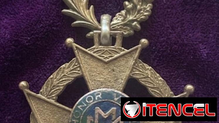 SE VENDE MEDALLA ANTIGUA PRECIO 15 USD LLAMAR AL 55588362 LA HABANA SI DA APAGADO ENVIAR SMS
