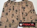 Short tipo Bermuda con bolsillos.