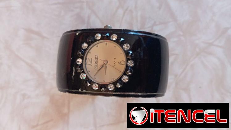 Vendo reloj de mujer de uso de vestir color negro.
