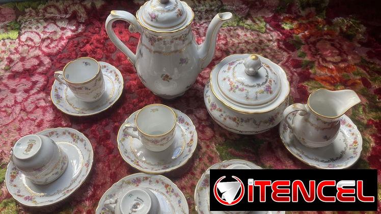 Juego antiguo de tazas de porcelana