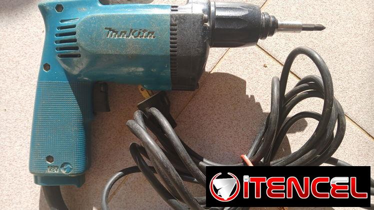 Atornilladora makita y jgo de puntas B&D