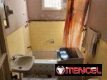 Alquilo apto VACIO en Playa Cerca de 37 y 48, 1er piso, frente calle, balcón, 2 cuartos, 1 baño. Se aceptan niños