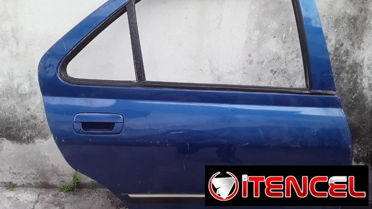 Se vende puerta de pegout 206 de uso